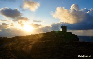 irland westkueste cliffs of moher wanderweg sonnenuntergang wachturm