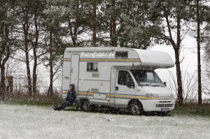 camper im schnee