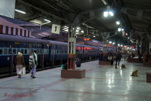 indien delhi bahnhof zugfahrt