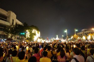 bangkok thai koenig geburtstag demokratiedenkmal