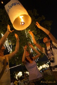 bangkok thai koenig geburtstag himmelslaterne