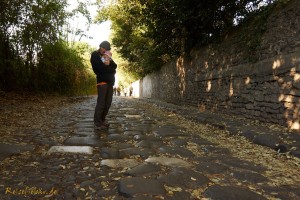 rom mit baby pflasterstein tragetuch