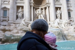 rom mit baby trevi brunnen tragetuch
